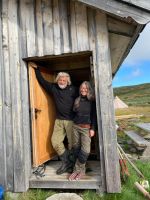 Emil Steira og Gerd Aasberg i døra på fiskebua.